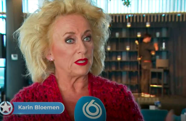 Karin Bloemen bij een optreden in Amsterdam. 